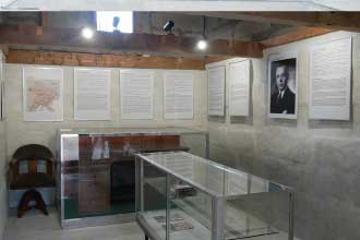 樋口季一郎の様々なストーリーをパネル展示しています